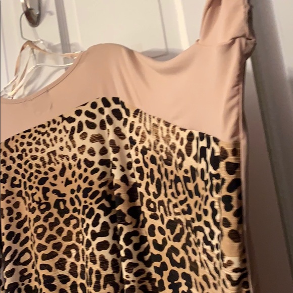 Bat wing type blouse, leopard and tan. - Picture 4 of 6